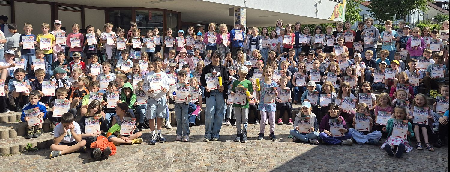 Foto mit allen Teilnehmer-Kindern und den drei Gewinnern von Sachpreisen